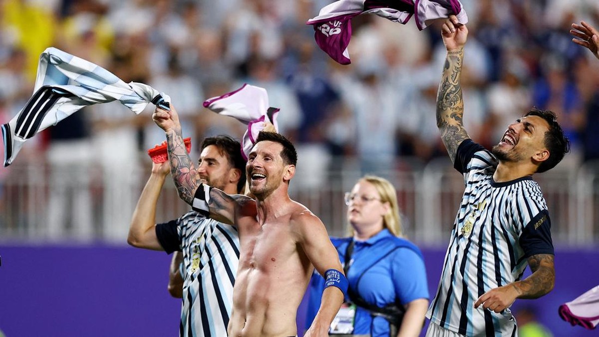 Argentina ke Semifinal Piala Dunia, Messi Buka Baju dan Senyum Lebar