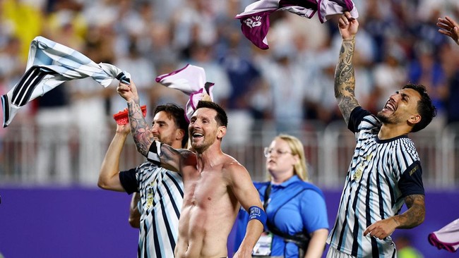Argentina ke Semifinal Piala Dunia, Messi Buka Baju dan Senyum Lebar
