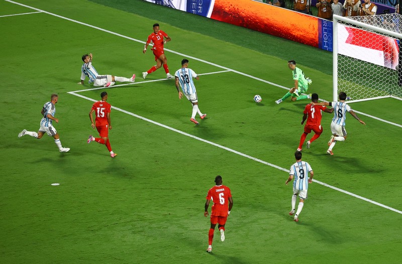 Lionel Messi dan rekan-rekannya merayakan kemenangan yang memastikan Argentina lolos ke semifinal Piala Dunia FIFA 2026 setelah mengalahkan Swiss pada perempat final di Kansas City Stadium, Kansas City, Missouri, Amerika Serikat, Sabtu (11/7/2026). (REUTERS/Amanda Perobelli)