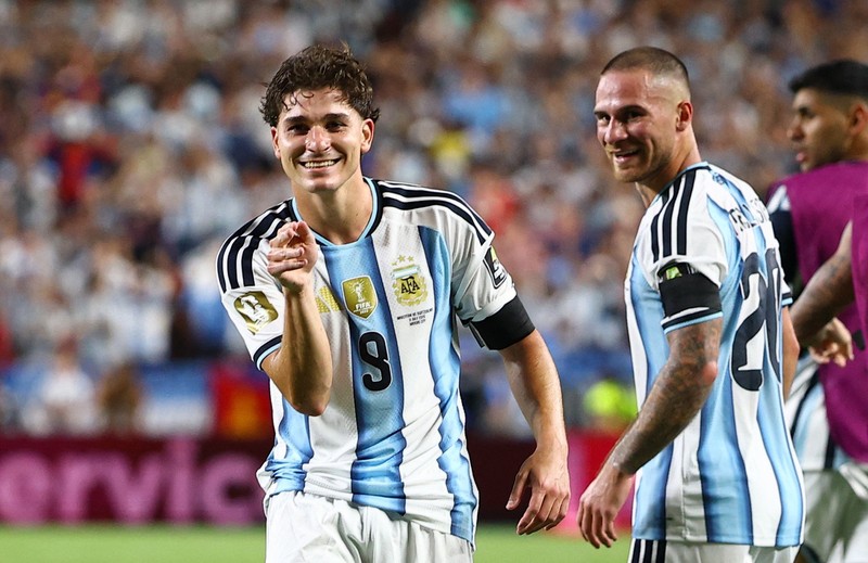 Lionel Messi dan rekan-rekannya merayakan kemenangan yang memastikan Argentina lolos ke semifinal Piala Dunia FIFA 2026 setelah mengalahkan Swiss pada perempat final di Kansas City Stadium, Kansas City, Missouri, Amerika Serikat, Sabtu (11/7/2026). (REUTERS/Amanda Perobelli)