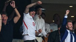Foto: Beckham & Anak Rayakan Lolosnya Inggris, Ekspresi Victoria Jadi Sorotan
