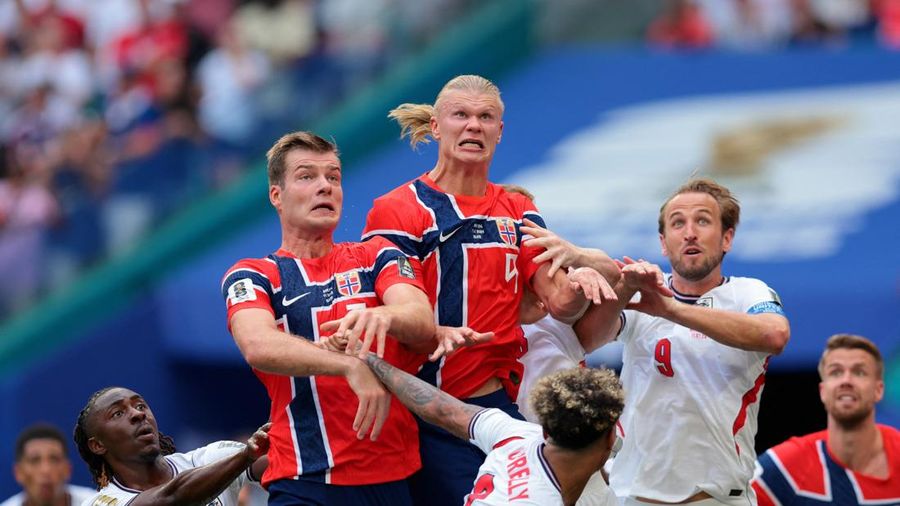 Erling Haaland dan Alexander Sorloth berduel dengan Harry Kane, Eberechi Eze, dan Nico O'Reilly dalam pertandingan perempat final Piala Dunia FIFA 2026 antara Norwegia dan Inggris di Miami Stadium, Miami Gardens, Florida, Amerika Serikat, Sabtu (11/7/2026).