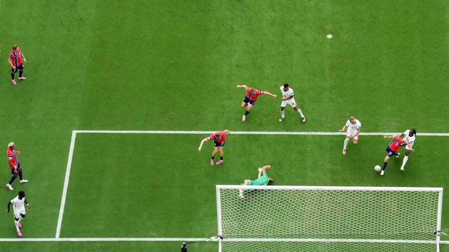 Fredrik Aursnes membuang bola di bawah tekanan Eberechi Eze dalam pertandingan perempat final Piala Dunia FIFA 2026 antara Norwegia dan Inggris di Miami Stadium, Miami Gardens, Florida, Amerika Serikat, Sabtu (11/7/2026).