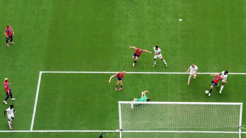 Fredrik Aursnes membuang bola di bawah tekanan Eberechi Eze dalam pertandingan perempat final Piala Dunia FIFA 2026 antara Norwegia dan Inggris di Miami Stadium, Miami Gardens, Florida, Amerika Serikat, Sabtu (11/7/2026).