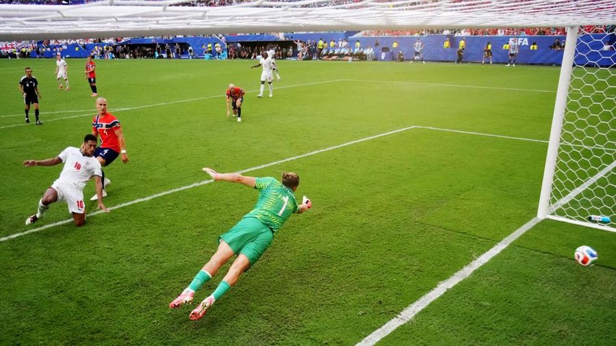 Jude Bellingham mencetak gol kedua Inggris dalam pertandingan perempat final Piala Dunia FIFA 2026 melawan Norwegia di Miami Stadium, Miami Gardens, Florida, Amerika Serikat, Sabtu (11/7/2026).