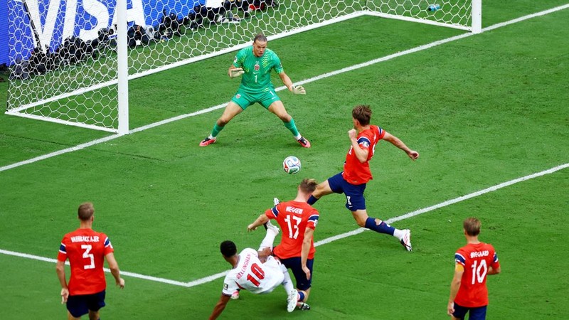 Jude Bellingham mencetak gol pertama Inggris dalam pertandingan perempat final Piala Dunia FIFA 2026 melawan Norwegia di Miami Stadium, Miami Gardens, Florida, Amerika Serikat, Sabtu (11/7/2026).