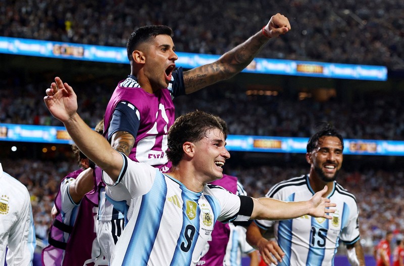 Lionel Messi dan rekan-rekannya merayakan kemenangan yang memastikan Argentina lolos ke semifinal Piala Dunia FIFA 2026 setelah mengalahkan Swiss pada perempat final di Kansas City Stadium, Kansas City, Missouri, Amerika Serikat, Sabtu (11/7/2026). (REUTERS/Amanda Perobelli)
