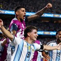 Julian Alvarez merayakan gol kedua Argentina bersama Cristian Romero dalam pertandingan perempat final Piala Dunia FIFA 2026 melawan Swiss di Kansas City Stadium, Kansas City, Missouri, Amerika Serikat, Sabtu (11/7/2026). (REUTERS/Agustin Marcarian)