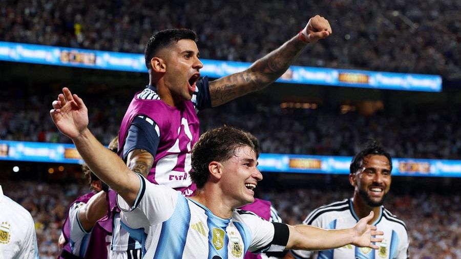 Julian Alvarez merayakan gol kedua Argentina bersama Cristian Romero dalam pertandingan perempat final Piala Dunia FIFA 2026 melawan Swiss di Kansas City Stadium, Kansas City, Missouri, Amerika Serikat, Sabtu (11/7/2026). (REUTERS/Agustin Marcarian)