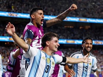 Julian Alvarez merayakan gol kedua Argentina bersama Cristian Romero dalam pertandingan perempat final Piala Dunia FIFA 2026 melawan Swiss di Kansas City Stadium, Kansas City, Missouri, Amerika Serikat, Sabtu (11/7/2026). (REUTERS/Agustin Marcarian)