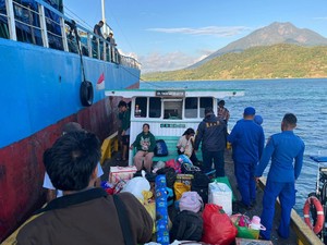 KM Asia Raya Kandas di Pelabuhan Larantuka, 23 Penumpang Dievakuasi