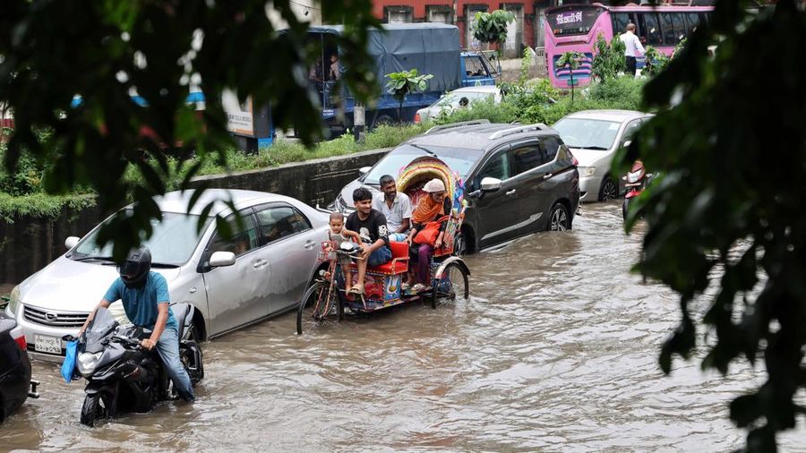 Kendaraan melintas di jalan yang tergenang banjir setelah hujan deras di Dhaka, Bangladesh, 12 Juli 2026.
