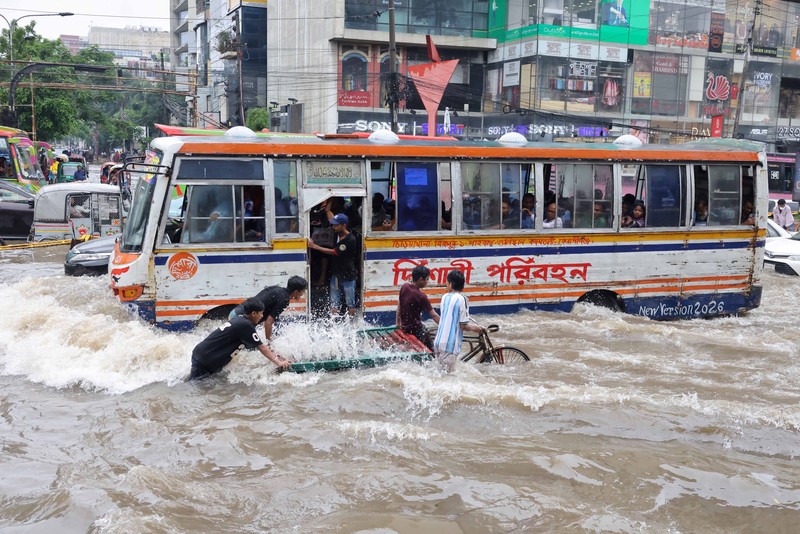 Kendaraan melintas di jalan yang tergenang banjir setelah hujan deras di Dhaka, Bangladesh, 12 Juli 2026. (REUTERS/Mohammad Ponir Hossain)