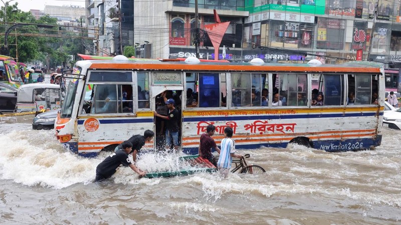 Kendaraan melintas di jalan yang tergenang banjir setelah hujan deras di Dhaka, Bangladesh, 12 Juli 2026.