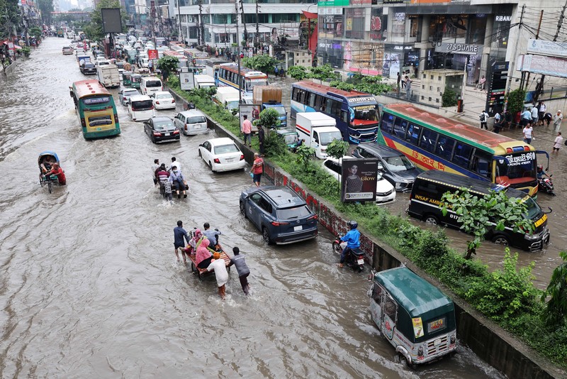 Kendaraan melintas di jalan yang tergenang banjir setelah hujan deras di Dhaka, Bangladesh, 12 Juli 2026. (REUTERS/Mohammad Ponir Hossain)
