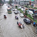 Kendaraan melintas di jalan yang tergenang banjir setelah hujan deras di Dhaka, Bangladesh, 12 Juli 2026. (REUTERS/Mohammad Ponir Hossain)