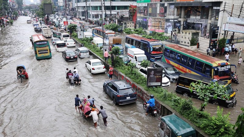Kendaraan melintas di jalan yang tergenang banjir setelah hujan deras di Dhaka, Bangladesh, 12 Juli 2026. (REUTERS/Mohammad Ponir Hossain)