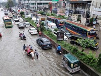 Kendaraan melintas di jalan yang tergenang banjir setelah hujan deras di Dhaka, Bangladesh, 12 Juli 2026. (REUTERS/Mohammad Ponir Hossain)