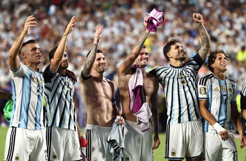 Lionel Messi dan rekan-rekannya merayakan kemenangan yang memastikan Argentina lolos ke semifinal Piala Dunia FIFA 2026 setelah mengalahkan Swiss pada perempat final di Kansas City Stadium, Kansas City, Missouri, Amerika Serikat, Sabtu (11/7/2026). (REUTERS/Amanda Perobelli)