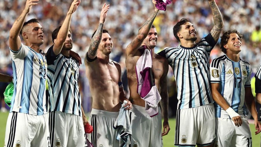 Lionel Messi dan rekan-rekannya merayakan kemenangan yang memastikan Argentina lolos ke semifinal Piala Dunia FIFA 2026 setelah mengalahkan Swiss pada perempat final di Kansas City Stadium, Kansas City, Missouri, Amerika Serikat, Sabtu (11/7/2026). (