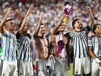 Lionel Messi dan rekan-rekannya merayakan kemenangan yang memastikan Argentina lolos ke semifinal Piala Dunia FIFA 2026 setelah mengalahkan Swiss pada perempat final di Kansas City Stadium, Kansas City, Missouri, Amerika Serikat, Sabtu (11/7/2026). (