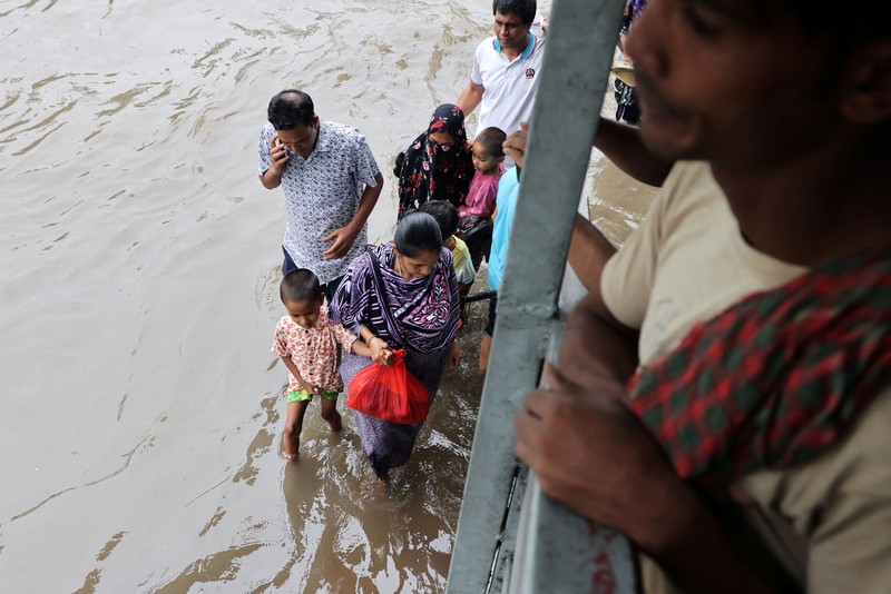 Kendaraan melintas di jalan yang tergenang banjir setelah hujan deras di Dhaka, Bangladesh, 12 Juli 2026. (REUTERS/Mohammad Ponir Hossain)