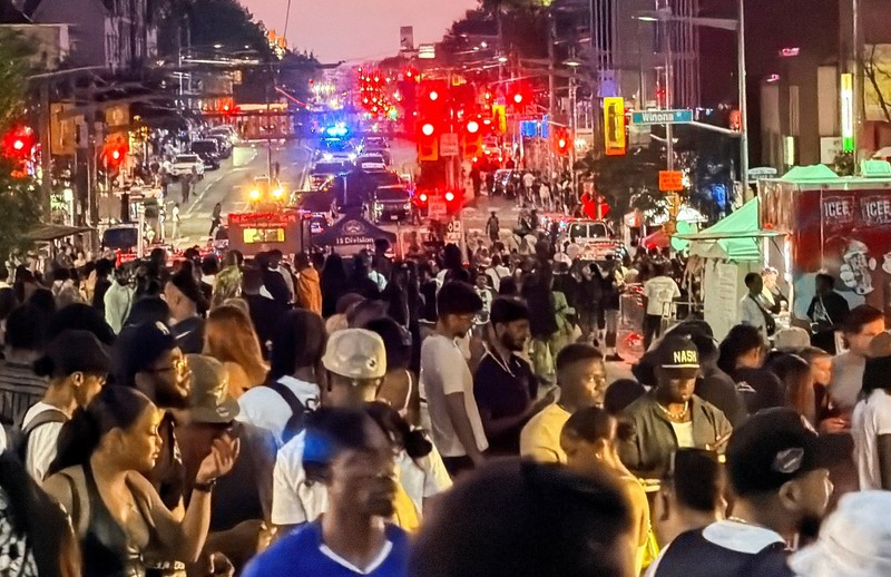 Orang-orang berkumpul saat petugas darurat memberikan pertolongan di lokasi kejadian setelah penembakan mematikan, di sebuah festival jalanan bertema salsa di Toronto, Ontario, Kanada, 11 Juli 2026. (REUTERS/Cole Burston)