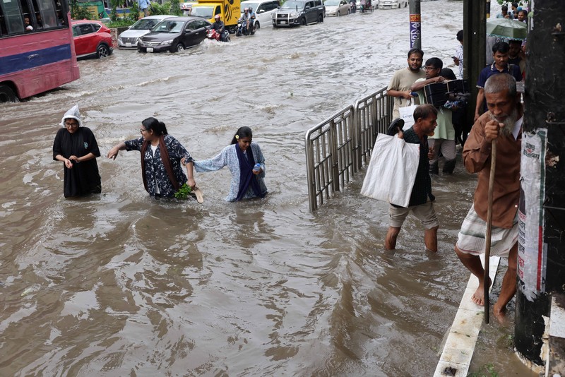 Kendaraan melintas di jalan yang tergenang banjir setelah hujan deras di Dhaka, Bangladesh, 12 Juli 2026. (REUTERS/Mohammad Ponir Hossain)