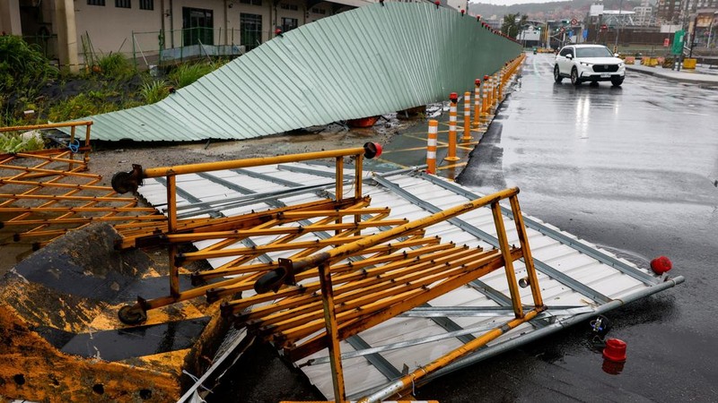 Pagar konstruksi yang rusak akibat angin kencang tergeletak di jalan saat Topan Bavi mendekati pantai utara Taiwan di Keelung, Taiwan, 11 Juli 2026.