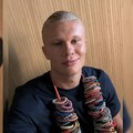 Pemain sepak bola Norwegia Erling Haaland berpose dengan ikat rambut KKNEKKI di lehernya dalam gambar promosi yang diunggah pada 5 Juni. (Instagram/kknekki)