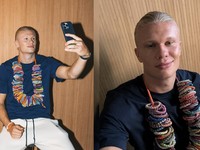 Pemain sepak bola Norwegia Erling Haaland berpose dengan ikat rambut KKNEKKI di lehernya dalam gambar promosi yang diunggah pada 5 Juni. (Instagram/kknekki)