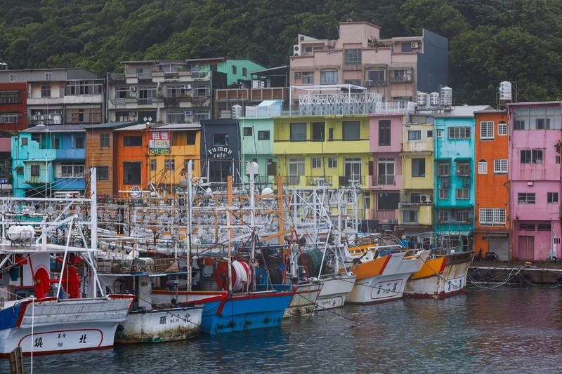 Pita peringatan menghalangi akses ke area pesisir saat gelombang menghantam pantai ketika Topan Bavi bergerak mendekati pantai utara Taiwan di Keelung, Taiwan, 11 Juli 2026. (REUTERS/Ann Wang)