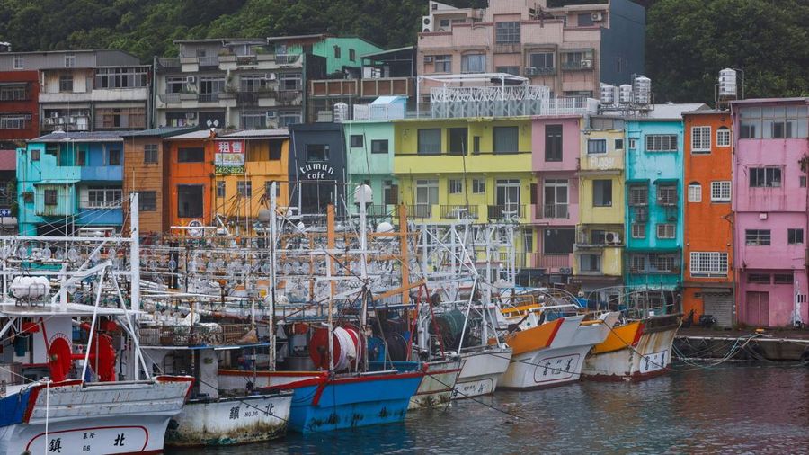 Perahu-perahu nelayan berlabuh di Pelabuhan Perikanan Zhengbin saat Topan Bavi mendekati pantai utara Taiwan di Keelung, Taiwan, 11 Juli 2026.