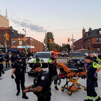 Petugas polisi berjaga-jaga sementara petugas darurat merespons lokasi penembakan mematikan di festival jalanan bertema salsa di Toronto, Ontario, Kanada, 11 Juli 2026. (REUTERS/Cole Burston)