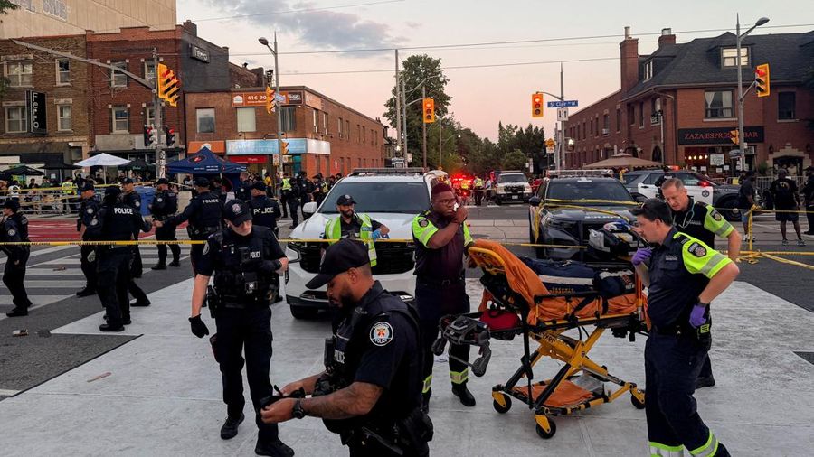 Petugas polisi berjaga-jaga sementara petugas darurat merespons lokasi penembakan mematikan di festival jalanan bertema salsa di Toronto, Ontario, Kanada, 11 Juli 2026.