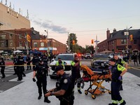 Petugas polisi berjaga-jaga sementara petugas darurat merespons lokasi penembakan mematikan di festival jalanan bertema salsa di Toronto, Ontario, Kanada, 11 Juli 2026. (REUTERS/Cole Burston)