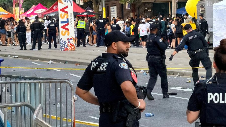 Petugas polisi mengamankan lokasi kejadian setelah penembakan maut di festival jalanan bertema salsa di Toronto, Ontario, Kanada, 11 Juli 2026.