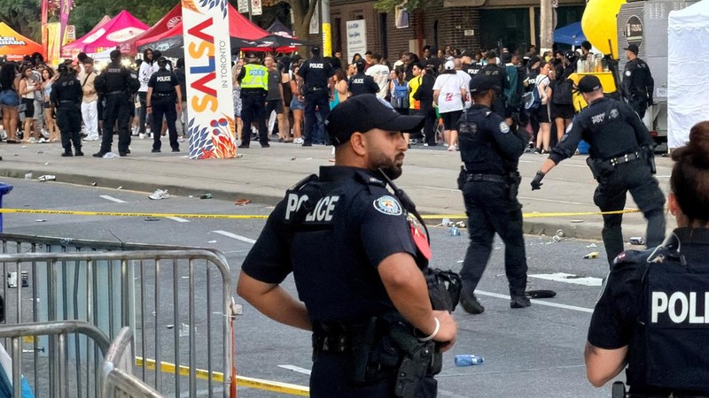 Petugas polisi mengamankan lokasi kejadian setelah penembakan maut di festival jalanan bertema salsa di Toronto, Ontario, Kanada, 11 Juli 2026.