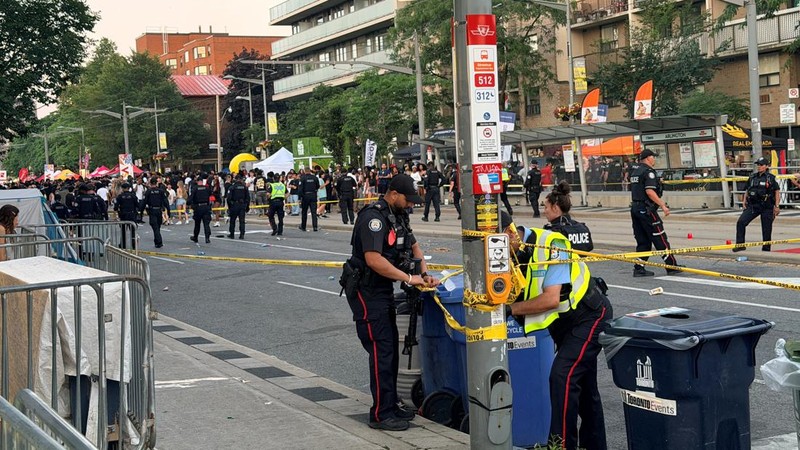 Petugas polisi mengamankan lokasi kejadian setelah penembakan maut di festival jalanan bertema salsa di Toronto, Ontario, Kanada, 11 Juli 2026.
