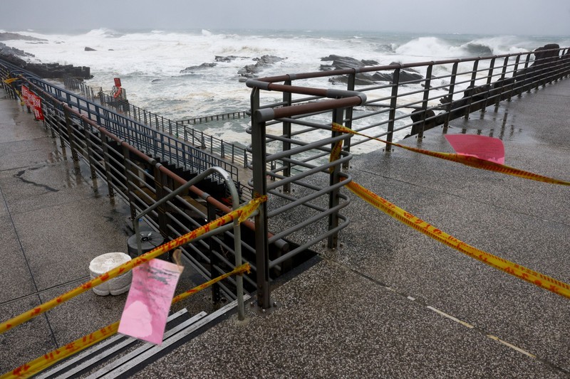 Pita peringatan menghalangi akses ke area pesisir saat gelombang menghantam pantai ketika Topan Bavi bergerak mendekati pantai utara Taiwan di Keelung, Taiwan, 11 Juli 2026. (REUTERS/Ann Wang)