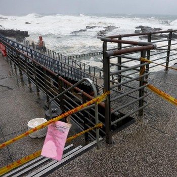 Pita peringatan menghalangi akses ke area pesisir saat gelombang menghantam pantai ketika Topan Bavi bergerak mendekati pantai utara Taiwan di Keelung, Taiwan, 11 Juli 2026. (REUTERS/Ann Wang)