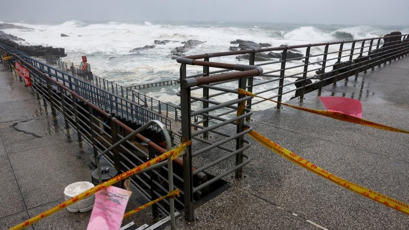 Pita peringatan menghalangi akses ke area pesisir saat gelombang menghantam pantai ketika Topan Bavi bergerak mendekati pantai utara Taiwan di Keelung, Taiwan, 11 Juli 2026. (REUTERS/Ann Wang)