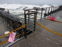 Pita peringatan menghalangi akses ke area pesisir saat gelombang menghantam pantai ketika Topan Bavi bergerak mendekati pantai utara Taiwan di Keelung, Taiwan, 11 Juli 2026. (REUTERS/Ann Wang)