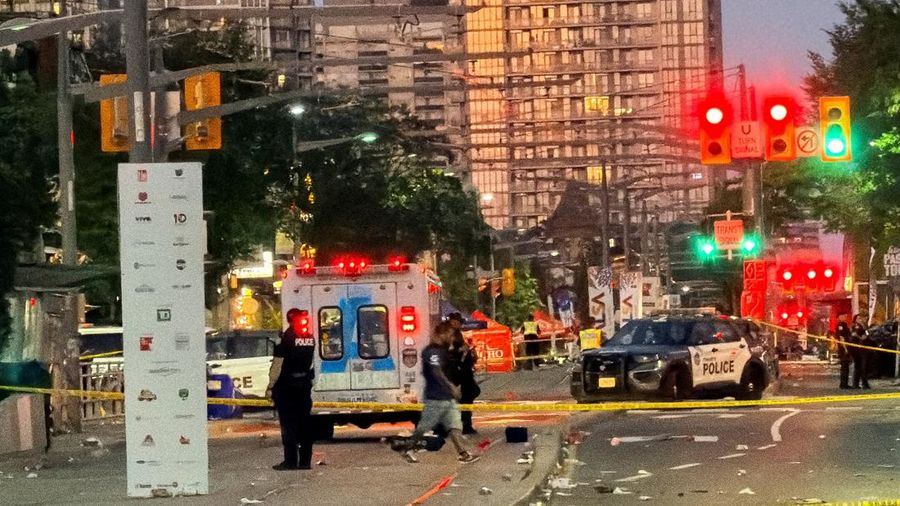 Seorang petugas polisi berjaga di lokasi kejadian setelah penembakan mematikan, di sebuah festival jalanan bertema salsa di Toronto, Ontario, Kanada, 11 Juli 2026.