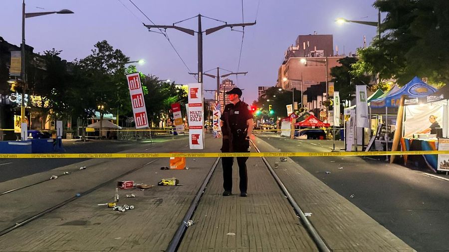 Seorang petugas polisi berjaga di lokasi kejadian setelah penembakan mematikan, di sebuah festival jalanan bertema salsa di Toronto, Ontario, Kanada, 11 Juli 2026.