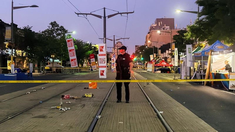 Seorang petugas polisi berjaga di lokasi kejadian setelah penembakan mematikan, di sebuah festival jalanan bertema salsa di Toronto, Ontario, Kanada, 11 Juli 2026.