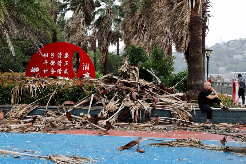 Warga memandang ke arah laut setelah Topan Bavi melanda daerah tersebut di desa pesisir Diaocaocun, Taizhou, provinsi Zhejiang, China, 12 Juli 2026. (REUTERS/Go Nakamura)