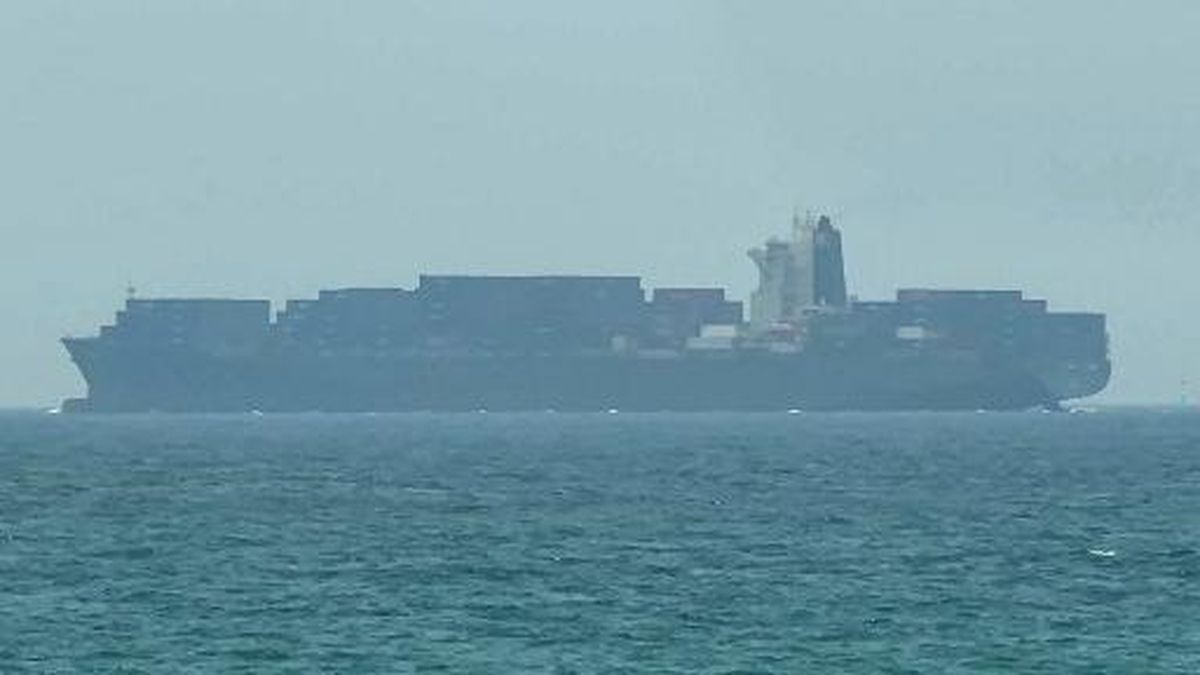 Ilustrasi berita Nasional: Ranjau Laut Selat Hormuz Makan Korban, Kapal Kontainer Karam