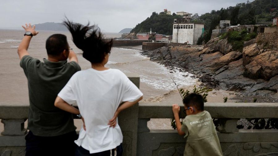 Warga memandang ke arah laut setelah Topan Bavi melanda daerah tersebut di desa pesisir Diaocaocun, Taizhou, provinsi Zhejiang, China, 12 Juli 2026. (REUTERS/Go Nakamura)