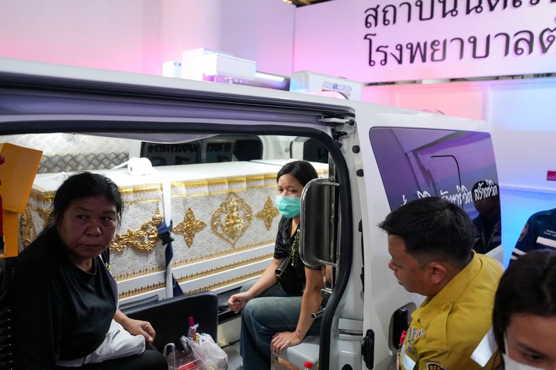 Seorang anggota keluarga bereaksi saat menerima jenazah korban di kamar mayat Rumah Sakit Polisi, setelah kebakaran mematikan di sebuah pub di Bangkok, Thailand, 13 Juli 2026. (REUTERS/Arnun Chonmahatrakool)